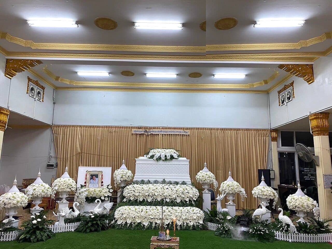 ดอกไม้หน้าศพสีขาวล้วน ในศาลาโทนทอง