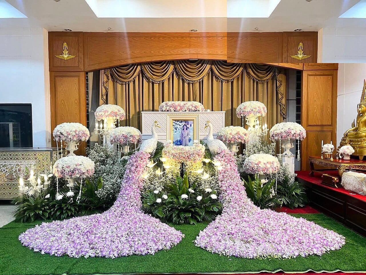ดอกไม้หน้าศพจัดไหลลงโทนขาว-ชมพูอ่อน