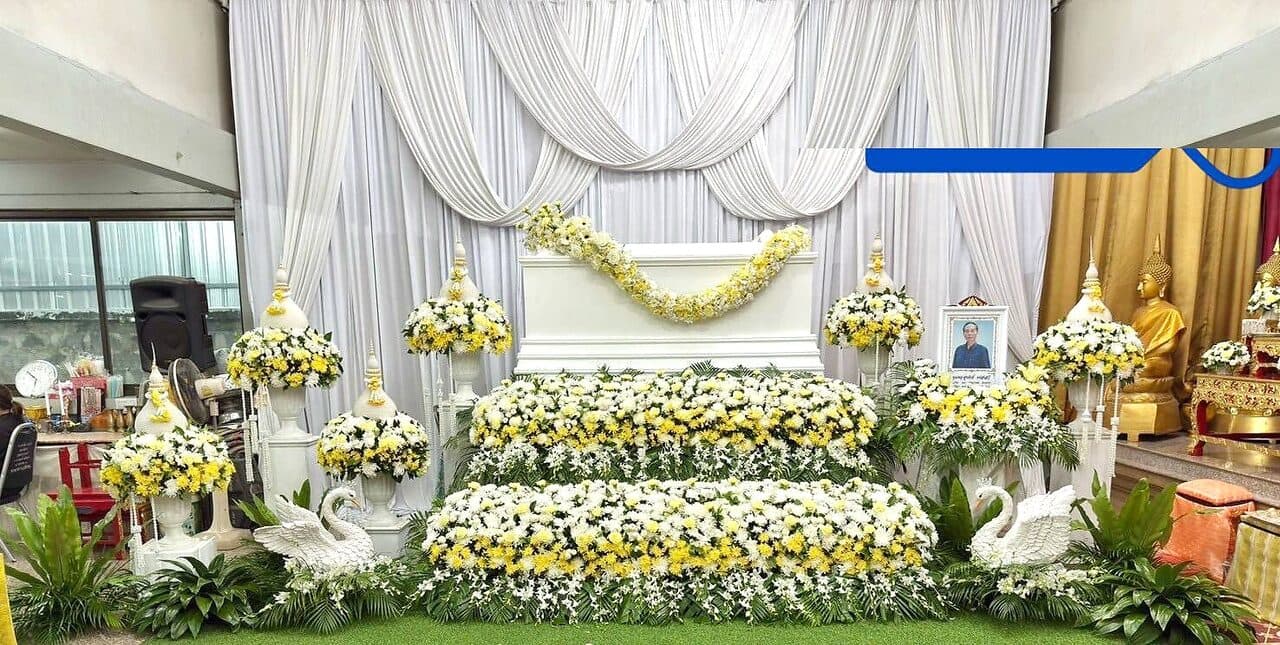 ดอกไม้หน้าศพและมาลัยดอกไม้สดสีขาว