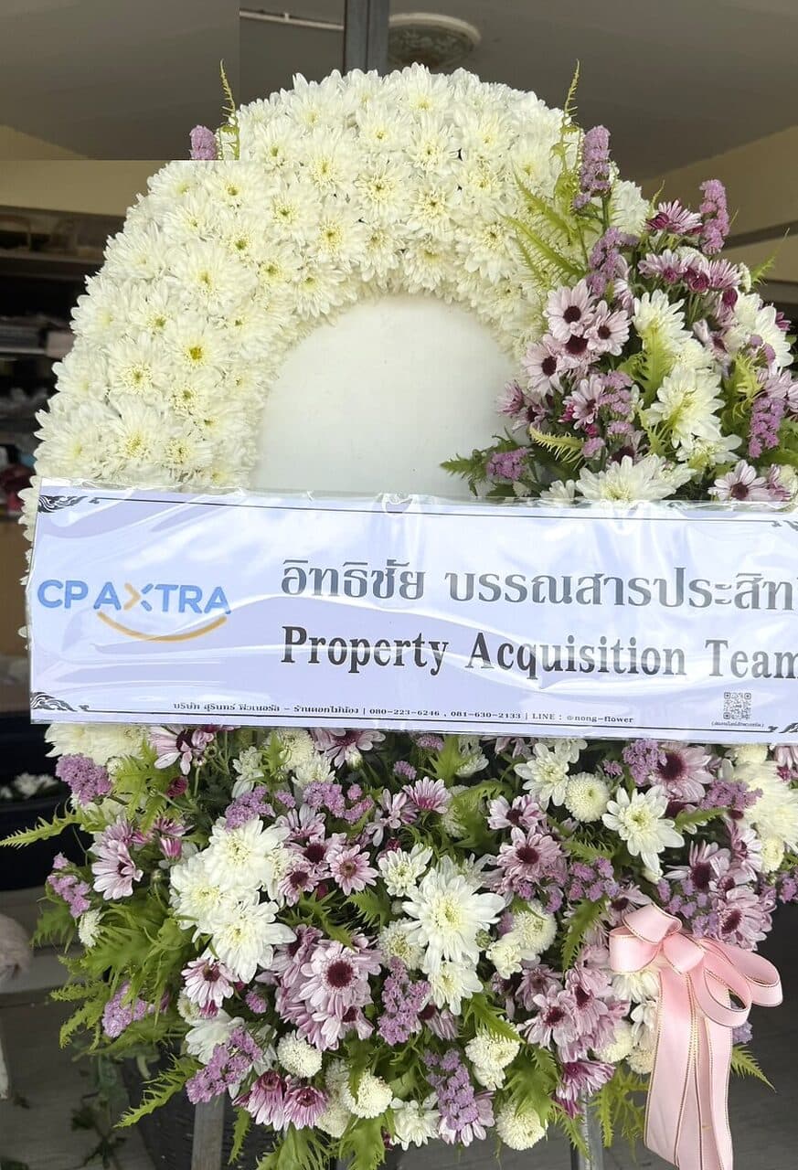 พวงหรีดดอกไม้สดสีขาว ทรงรีคลาสสิก